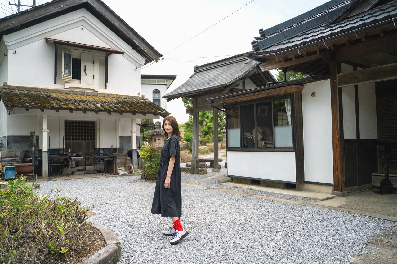 風情がある建物を眺めながらのんびり町歩きが楽しい。「蔵の宿 齋藤」前にて。