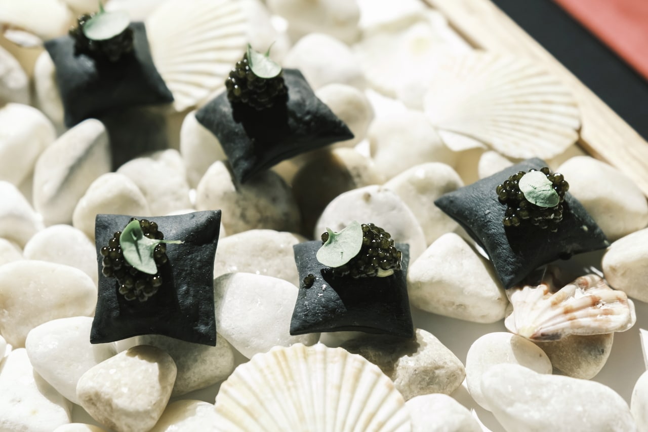 話題の台湾料理「香色」邱一中シェフのキャビア、カニ、卵黄の小さな春巻きのような料理。