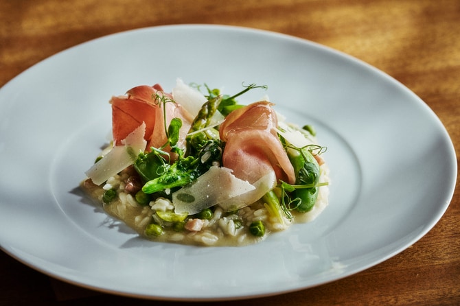 「リージ エ ビージ グリーンアスパラガス 春野菜 パンチェッタ 生ハム」 3,300円。