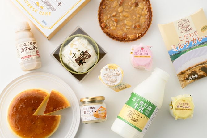 チーズケーキ、タルト、バウムクーヘンと、シェアしたくなるホールスイーツも充実。