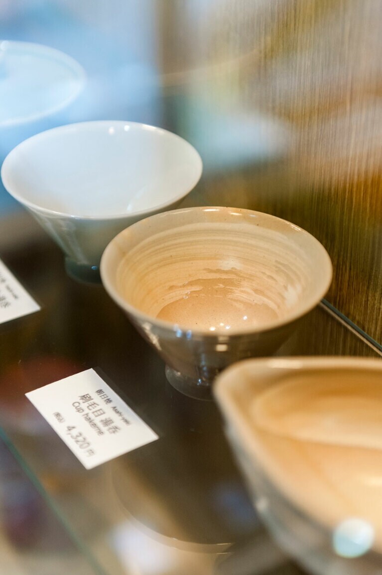 【青鶴茶舗 谷中店】店内には萬古焼や常滑焼など、各地の急須や茶器がずらり。