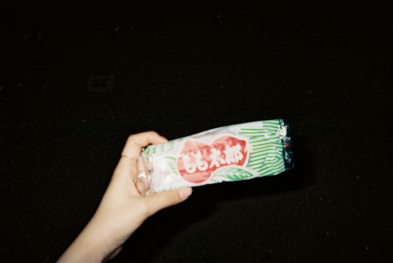 有名なもも太郎アイス。じっとりとした暑い空気に食べたくなる。