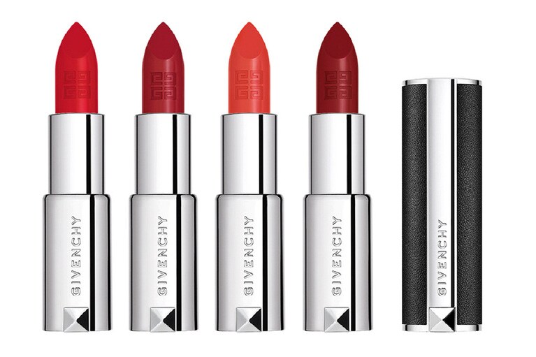 メイク直後の仕上がりが12時間持続する、ロングラスティング処方。左から、「ルージュ・ジバンシイ No.306 カーマイン・エスカルパン」1.5g、「ルージュ・ジバンシイ No.307 ガーネット・イニシエ」1.5g、「ルージュ・ジバンシイ No.304 マンダリン・ボレロ」1.5g、「ルージュ・ジバンシイ No.333 ランテルディ」1.5g。