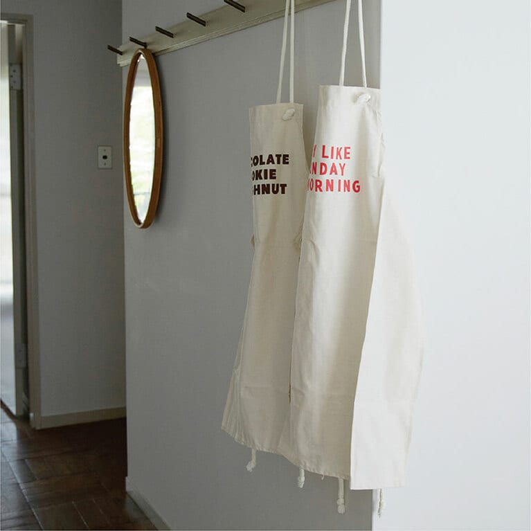 エプロン大人用 各4,800円／MERCH