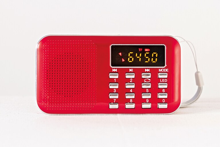 韓国製携帯用ラジオ 30,000ウォン。