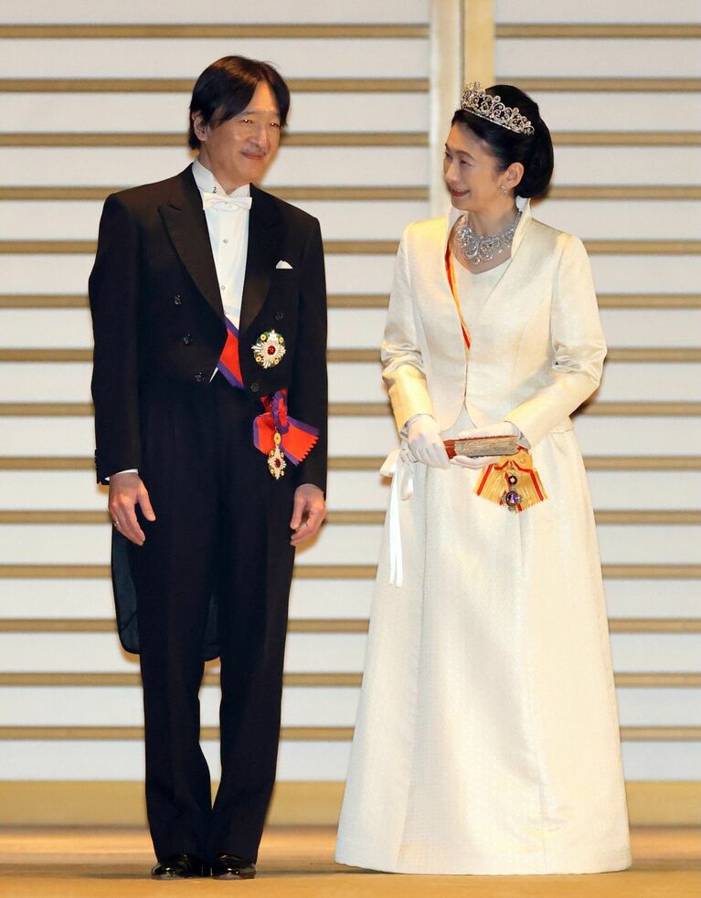 「朝見の儀」を終え、紀子さまと言葉を交わされる秋篠宮さま　©時事通信社