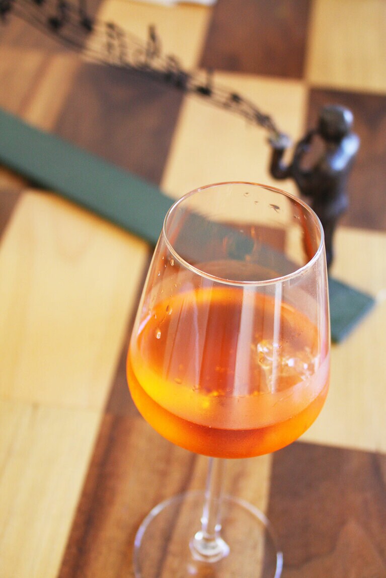 ギャラリーではカクテルを手渡されることも。渇いた喉を潤しながら作品を鑑賞。