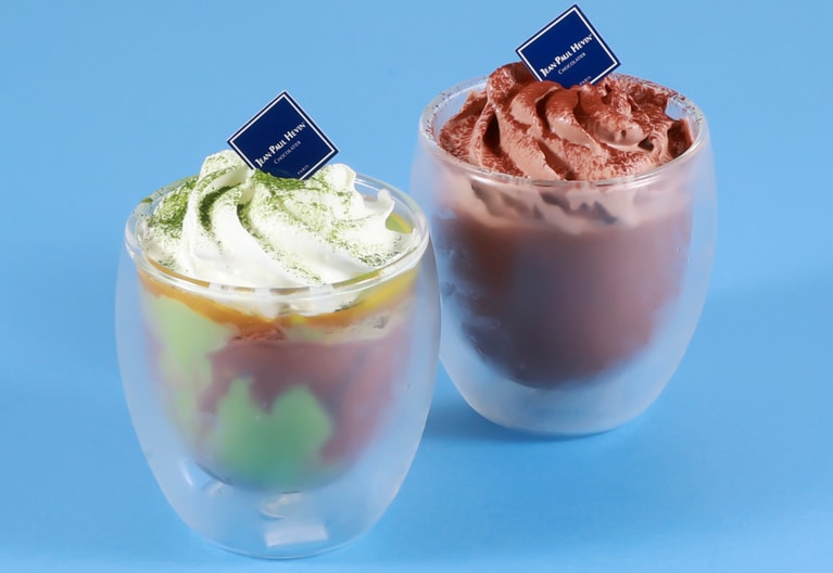 左：「グラス ピレ オ ショコラ マッチャ パッション」、右：「グラス ピレ オ ショコラ」。各1,650円。「バー ア ショコラ」のみ。