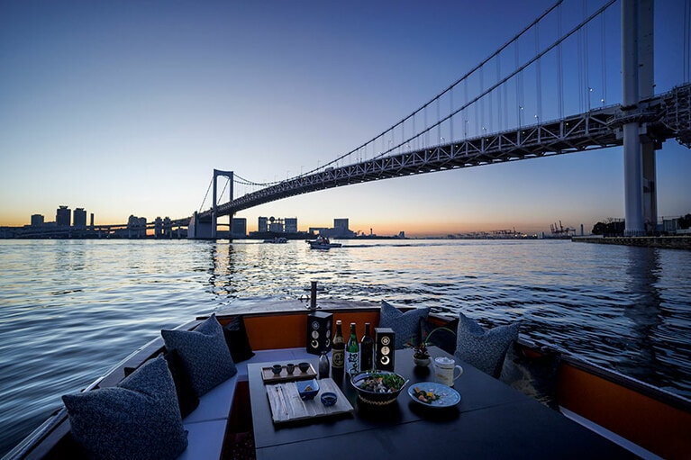 勝どき桟橋からレインボーブリッジへ、朝焼けに向かってゆっくりと進む炬燵舟。