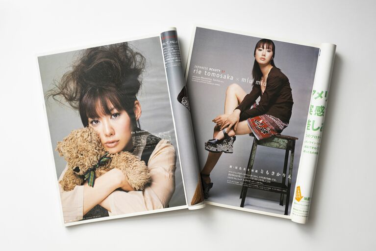 遊ばせた毛先に藤原さんの技術が見える（文藝春秋『CREA』2002年6月号）