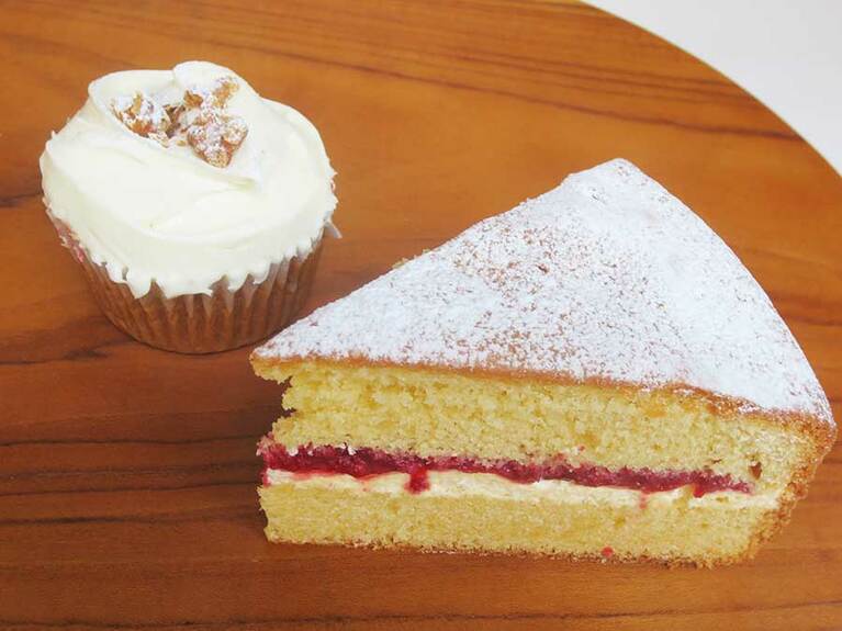 左から「キャロットケーキ」360円、「ビクトリアスポンジケーキ」450円。