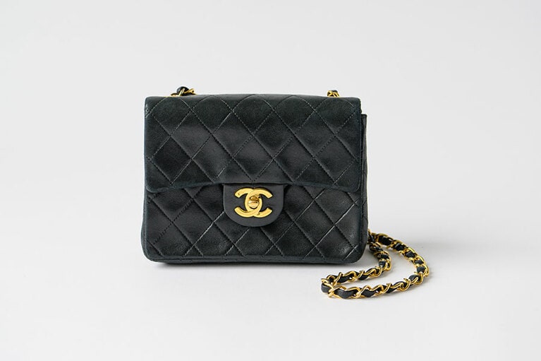 出版社で働いていた時にその魅力を知るほど、いつか…と恋焦がれていた「シャネル」。「けれど定番のサイズは自分には合わない気がして。10年以上前にエディットフォールルで小ぶりのヴィンテージを見つけ、思い切って購入した思い出のバッグです」