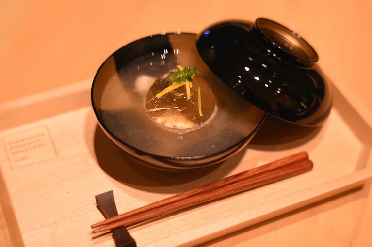 「柚子すまし」1,800円。まるでお吸い物のようにお椀でいただく和風カクテル。山椒の効いた「ニッカ カフェ ジン」に梅ヶ島煎茶、旨みビターズ、柚子みつを合わせて香り豊かに。こちらも冬季限定。