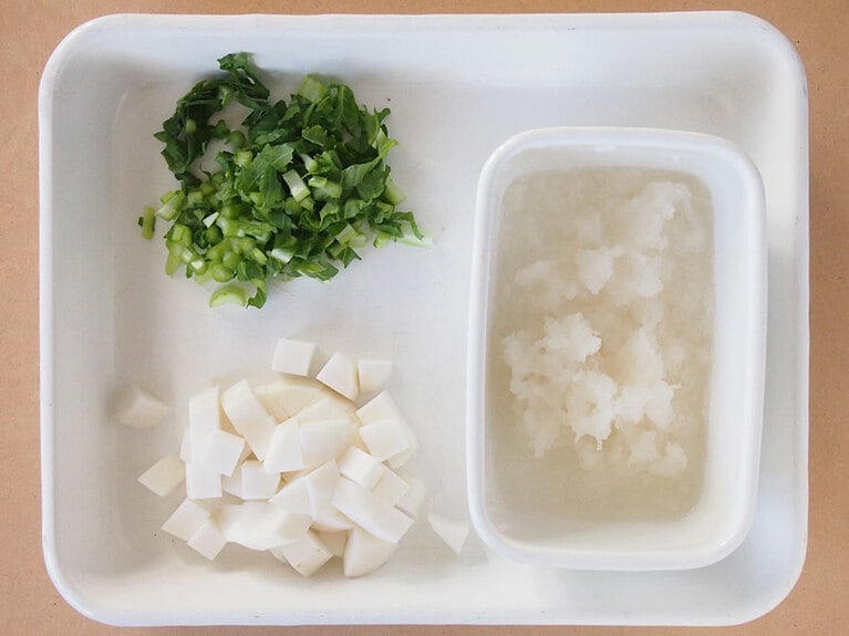 （1）大根は皮をむいて、すりおろします。蕪は皮をむいて、1センチの角切りにします。葉の部分は粗くみじん切りにします。