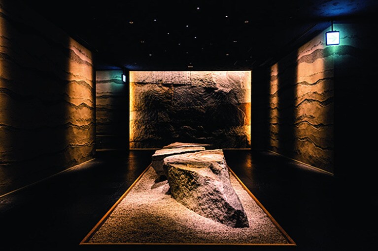 【星のや東京】天然石のオブジェや職人が手がけた漆喰を配した重厚な佇まいのダイニングフロア。Photo: Wataru Sato