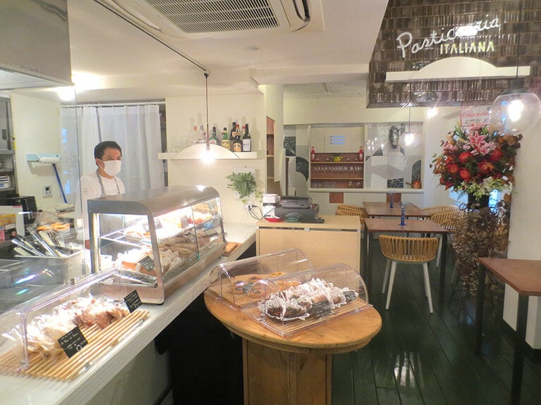 店内は、パスティッチェリアのオープンに合わせて改装。奥のイートインスペースもスタートする予定。