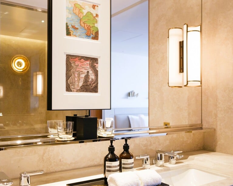 洗面台は全室ゆったりとしたダブルシンク。配されたアートにも、ホテル独自の感性が光ります。