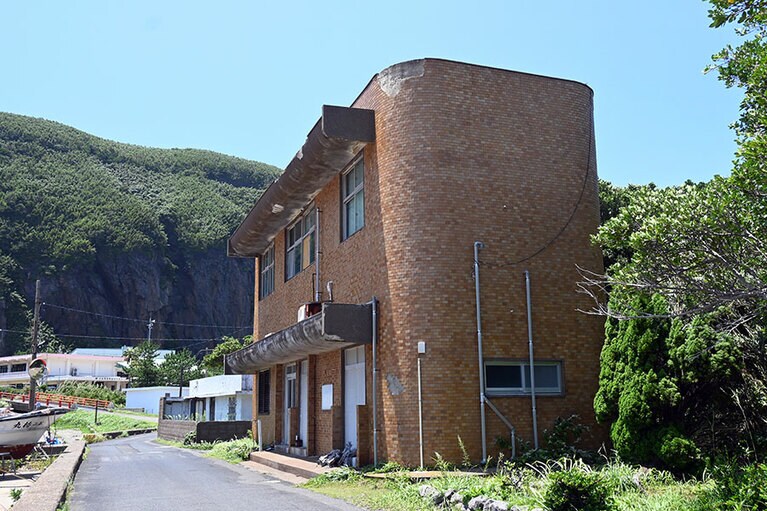 10月の美術展の会場となる旧出張所。こちらは改装前。