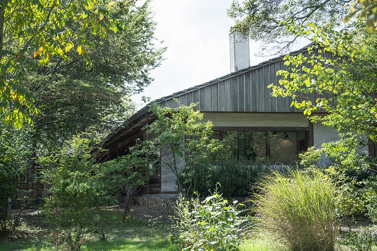 「ホリデーホーム」（〒629-3410　京都府京丹後市久美浜町向磯2575）。車で来る場合、マップが表示されないこともあるので近隣の「かぶと山キャンプ場」で検索するのがおすすめ。