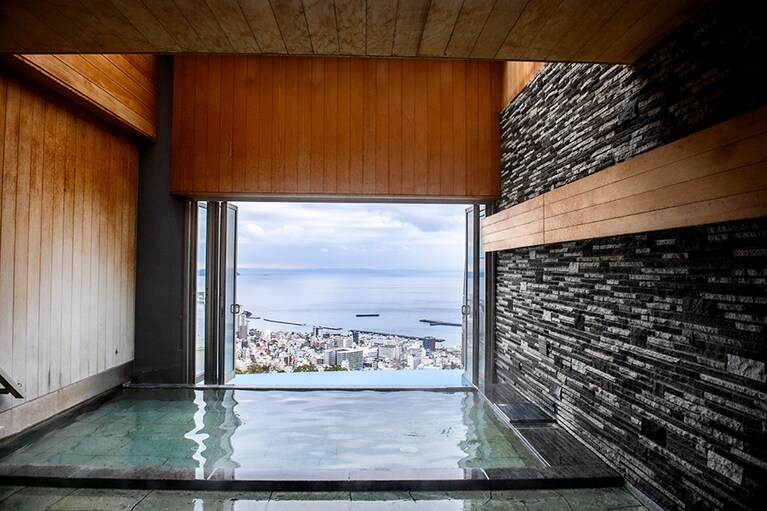 標高170メートルに位置する温泉大浴場「明星の湯」の半露天。