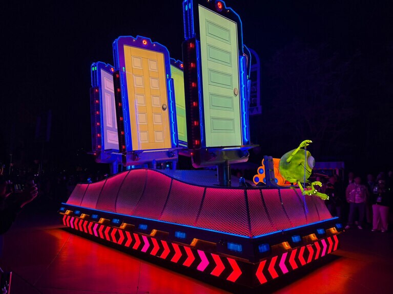 『モンスターズ・インク』シリーズのマイクが登場