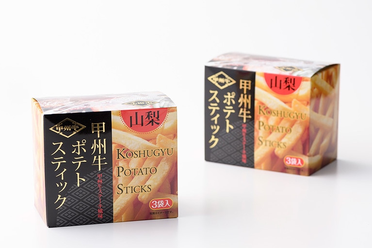 【山梨県】ワイエムカンパニーの「甲州牛ポテトスティック」各600円(40g×3袋)。