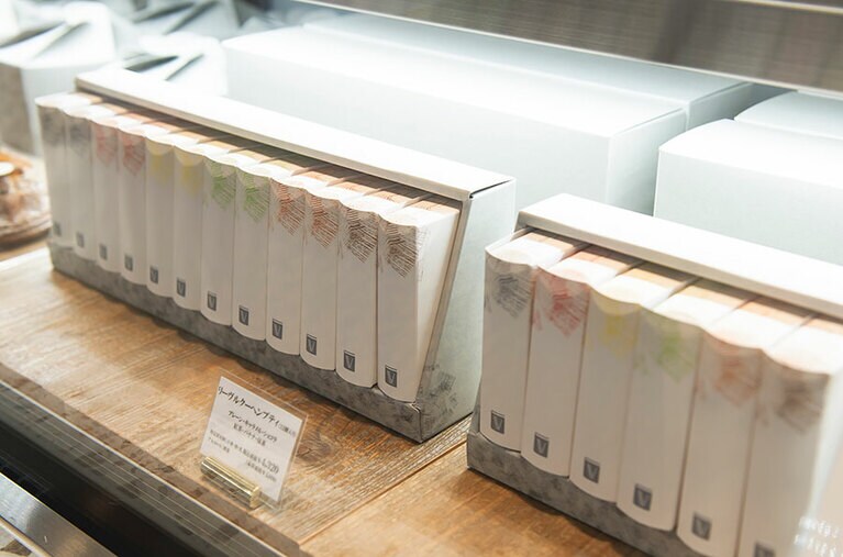 小さな本棚のようなパッケージはそのまま飾っておきたくなるかわいさ。