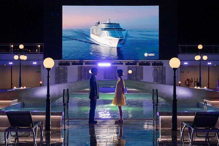 エーゲ海に向かう豪華客船・MSCベリッシマを舞台に描かれる『クレイジークルーズ』