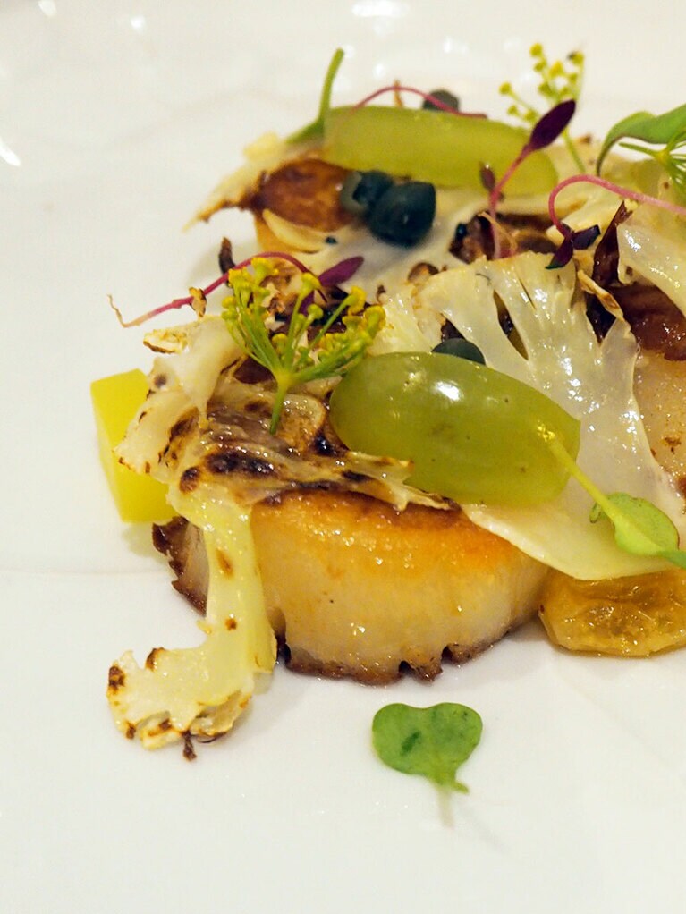 ホタテのグリルをカリフラワーとブドウに合わせて。クリームソースとフルーツの相性が抜群。