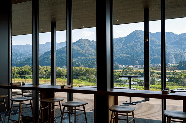 窓の外に九頭竜川の眺めが広がる。