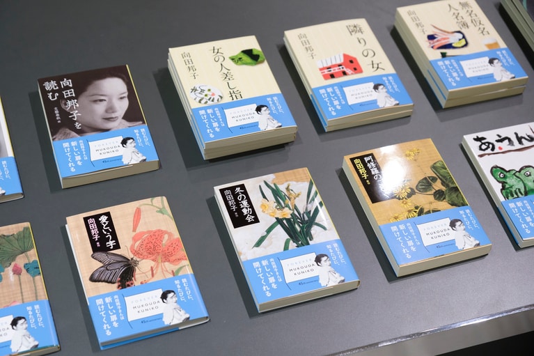 向田さんの文庫本も多数販売。