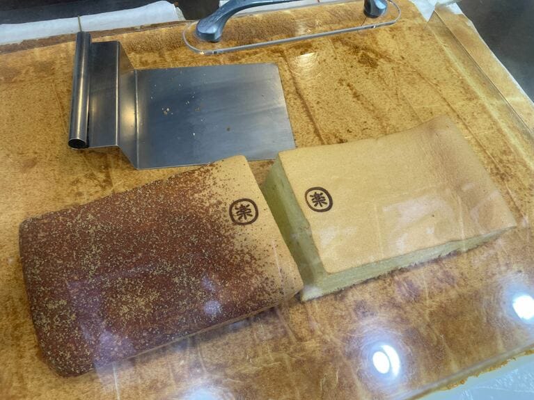 訪問時にはチーズ味（左）とオリジナル（右）がありました。これが売りきれてしまうと、次のカステラが焼き上がるまで待たなければならない、といったこともあります。その場合は、先にここで注文して、夜市を観光してから最後にピックアップすることも可能です。