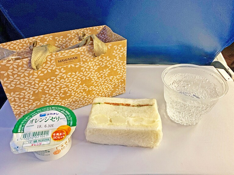 離陸後しばらくすると配布される軽食。