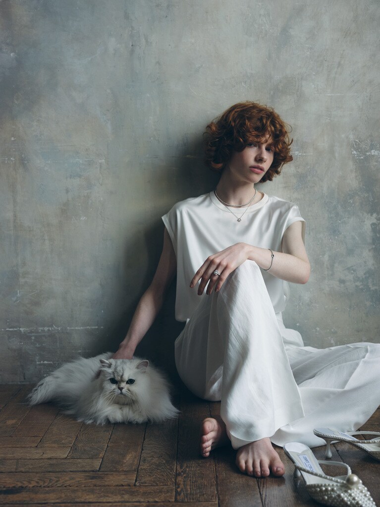 「ピヴォワンヌ」ソリテールリング（WG×センターDIA0.2ct～）841,500円～、ペンダント（WG×DIA）709,500円　「リヴィエール ヴァンドーム」ブレスレット（WG×DIA×ロッククリスタル）3,511,200円、ネックレス（WG×DIA×ロッククリスタル）7,590,000円　（すべて予定価格）／すべてブシュロン（ブシュロン クライアントサービス）　トップス 231,000円　パンツ 292,600円／ともにブルネロ クチネリ（ブルネロ クチネリ ジャパン）　ミュール 272,800円／ジミー チュウ