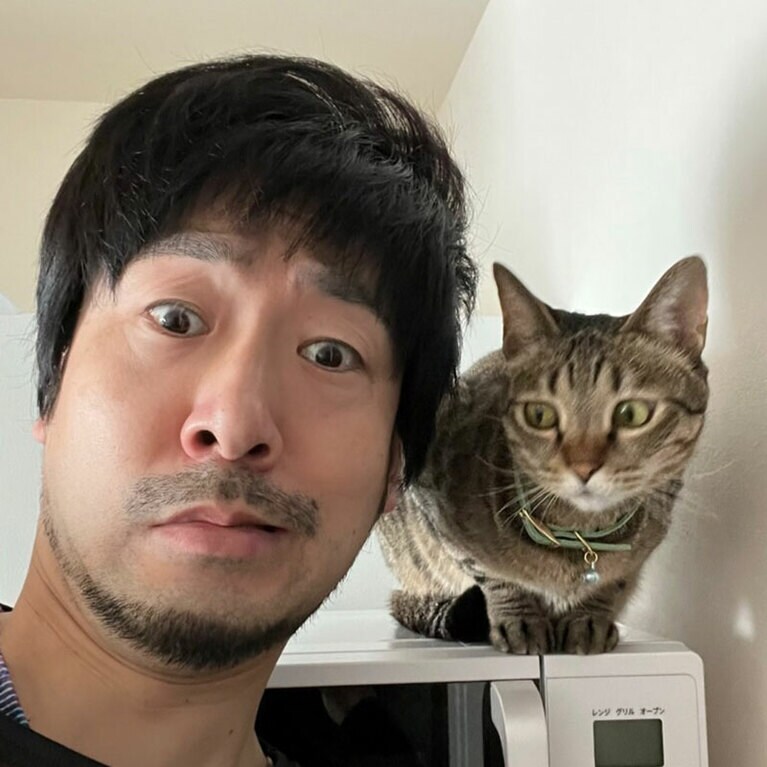 GAGの福井俊太郎さんと愛猫の氏(うじ)ちゃん「どっか行ってほしいニャ」。