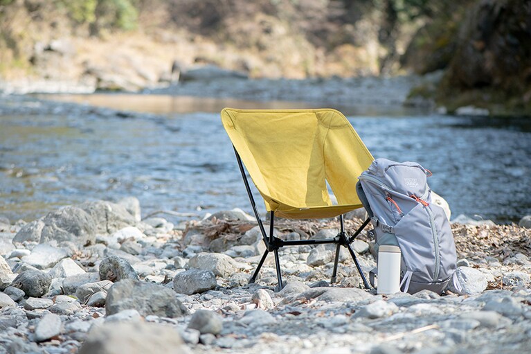 もえぎ橋付近の広々とした河原でひと休み。足場の悪い河原でも安定して座れる「ヘリノックス」のコンフォートチェア。15,180円。