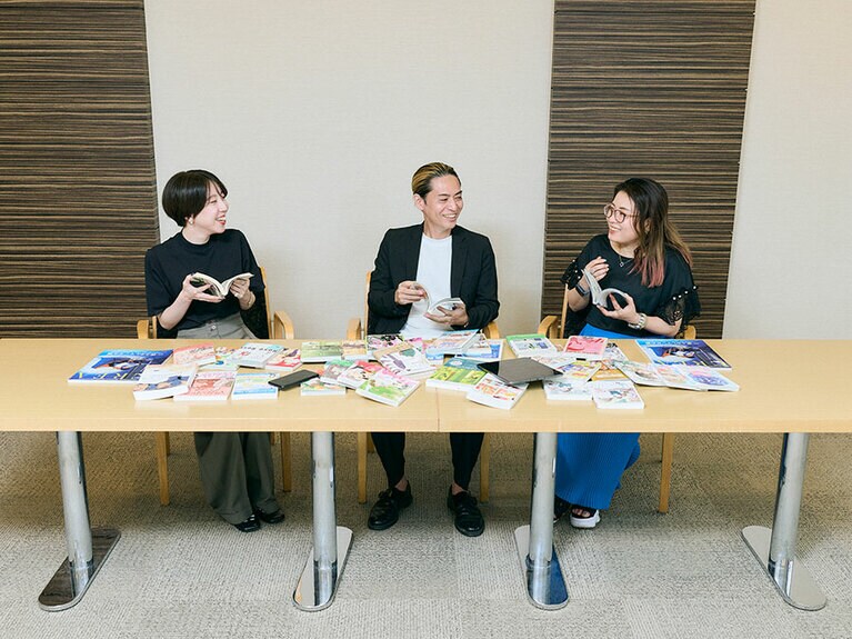 左から、honto電子書籍ストア コミック担当 荻野晶さん、ebookjapan マンガコンシェルジュ足立圭吾さん、ブックライブ 書店員 すず木さん。