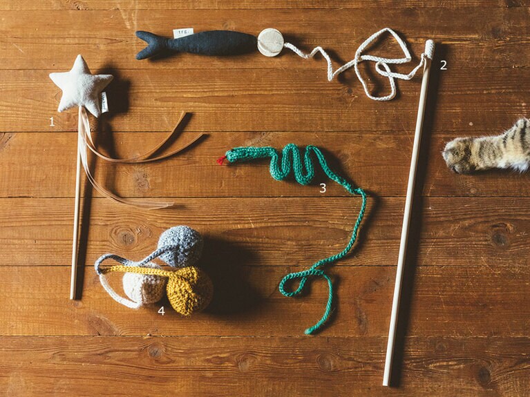 1、2：The Royal Groceryのボンボン ワン 2,700円、フィッシュ＆チュー 3,000円／メゾンネロス
3、4：ねこのおもちゃキャットニップヘビ 1,485円、ボール 2,640円／tete