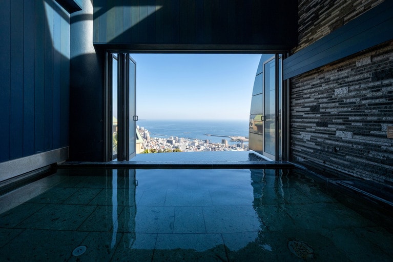 高台という立地を活かした半露天風呂。