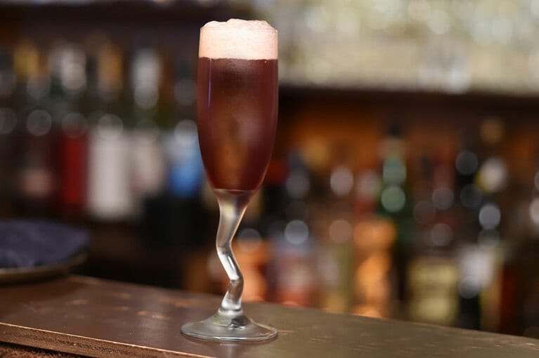 「ミシェル」900円。水出しの珈琲にソーダストリームで炭酸を入れ、ウォッカとカシスリキュールを合わせて、レモンピールで香りづけ。エチオピアのベリー感とカシスが絶妙にマッチして、驚くべきフルーティーさが楽しめる。コーヒーは果実だと気づかされる一杯。