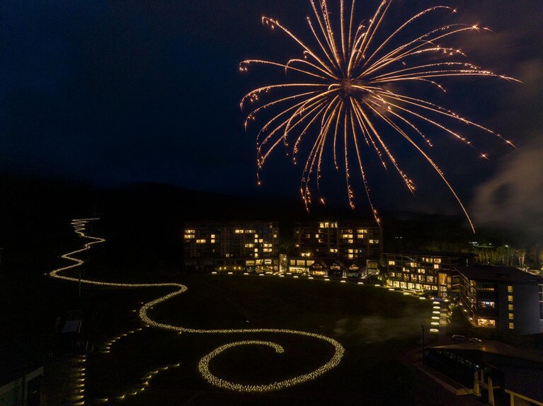 7月～9月には、週末を中心に打ち上げ花火も実施予定。幻想的な光のアートとの初めてのコラボレーションが実現します。