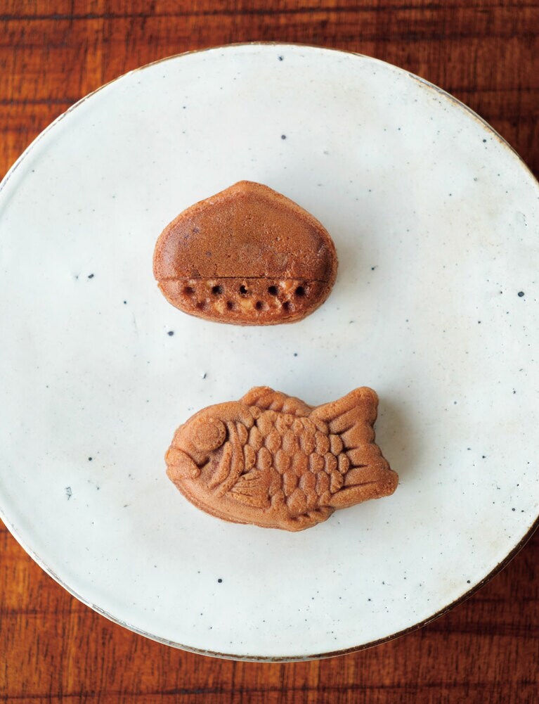 小さくても満足度の高い音衛門饅頭・栗焼 432円、鯛焼 280円。