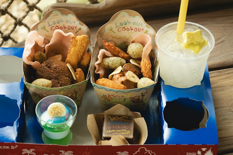 「ロストキッズスナックボックス（バターカレーチキン）」、「ロストキッズスナックボックス（レモンティーチキン）」各900円、「ルックアウトブラウニー」600円、「ピクシーダストソーダ」750円、ライムゼリー＆ヨーグルトムース550円。