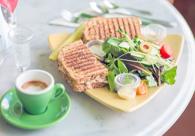 ターキー＆チーズサンドイッチ(パニーニ) 15ドル＋マカダミアナッツペースト 1ドル、エスプレッソマキアート 2.75ドル。