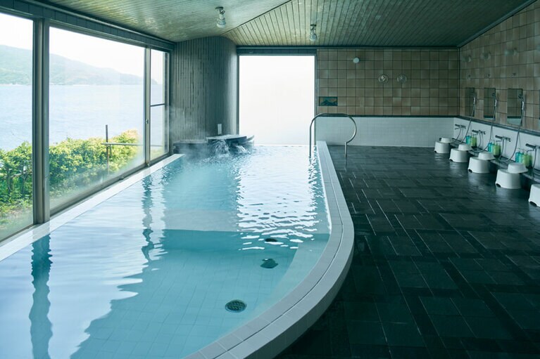Entô［島根／隠岐諸島海士町］本館「Entô BASE」の温泉。／photo by Kentauros Yasunaga