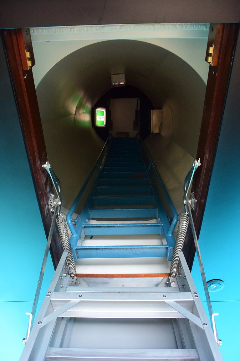 リビングの天井には避難のためのトンネルが。