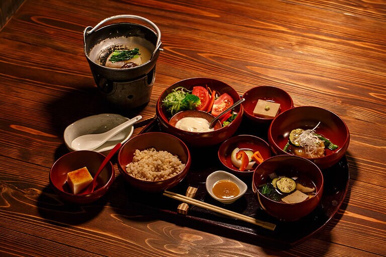養生館はるのひかり［神奈川／箱根湯本温泉］無農薬野菜の夕食。