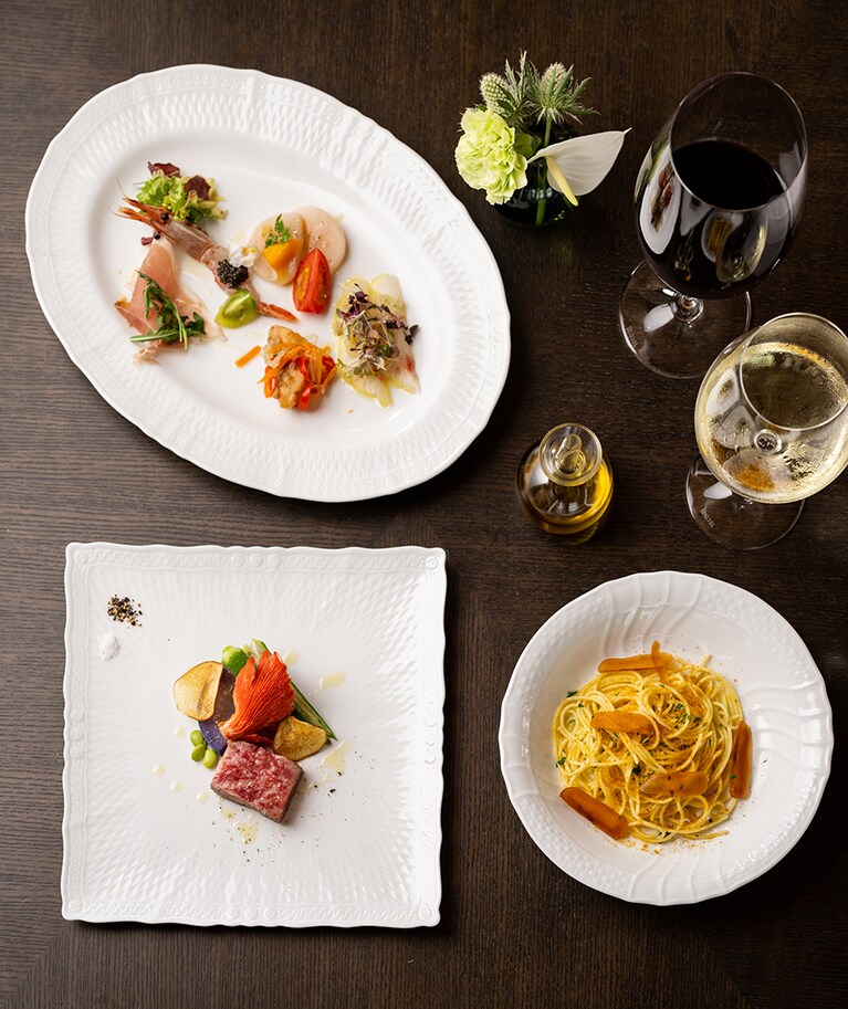 ワインとともに美味を堪能。〈左上〉ランチコース 3,300円の一品「カシータ銀座特製5種前菜の盛り合わせ」。〈右下〉ディナーメニューから「からすみのスパゲッティ」3,850円 〈左下〉「国産牛ロースのグリル」8,800円