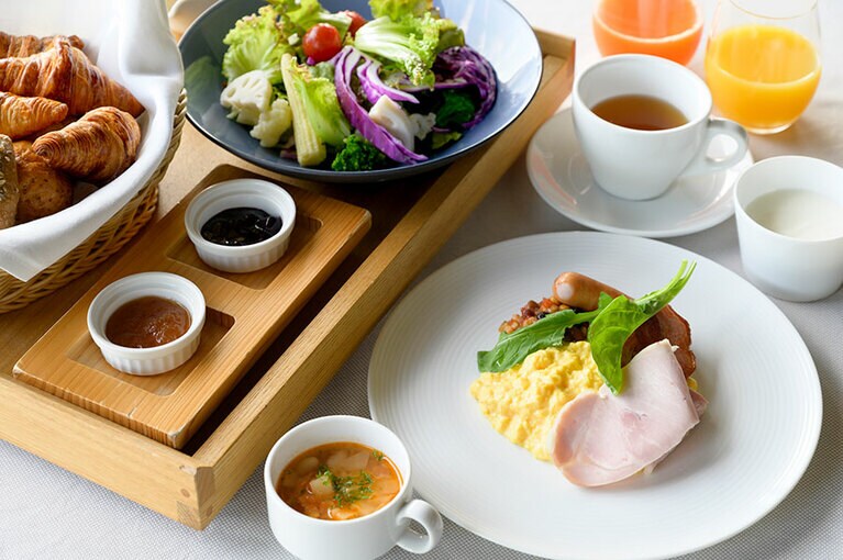 朝の勤行の後の朝食。クエン酸が多く含まれ、野菜と一緒に摂れば疲労回復に効果があると言われるお酢をとりいれた料理でエネルギーチャージ。