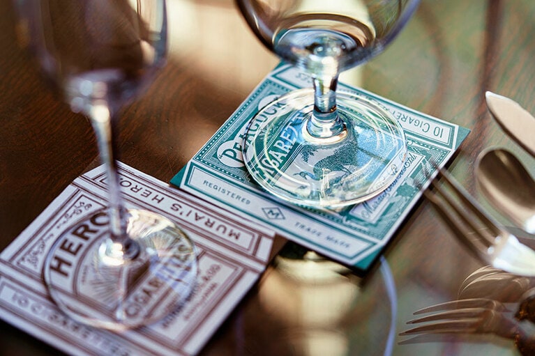 コースターのデザインは村井煙草のパッケージ。